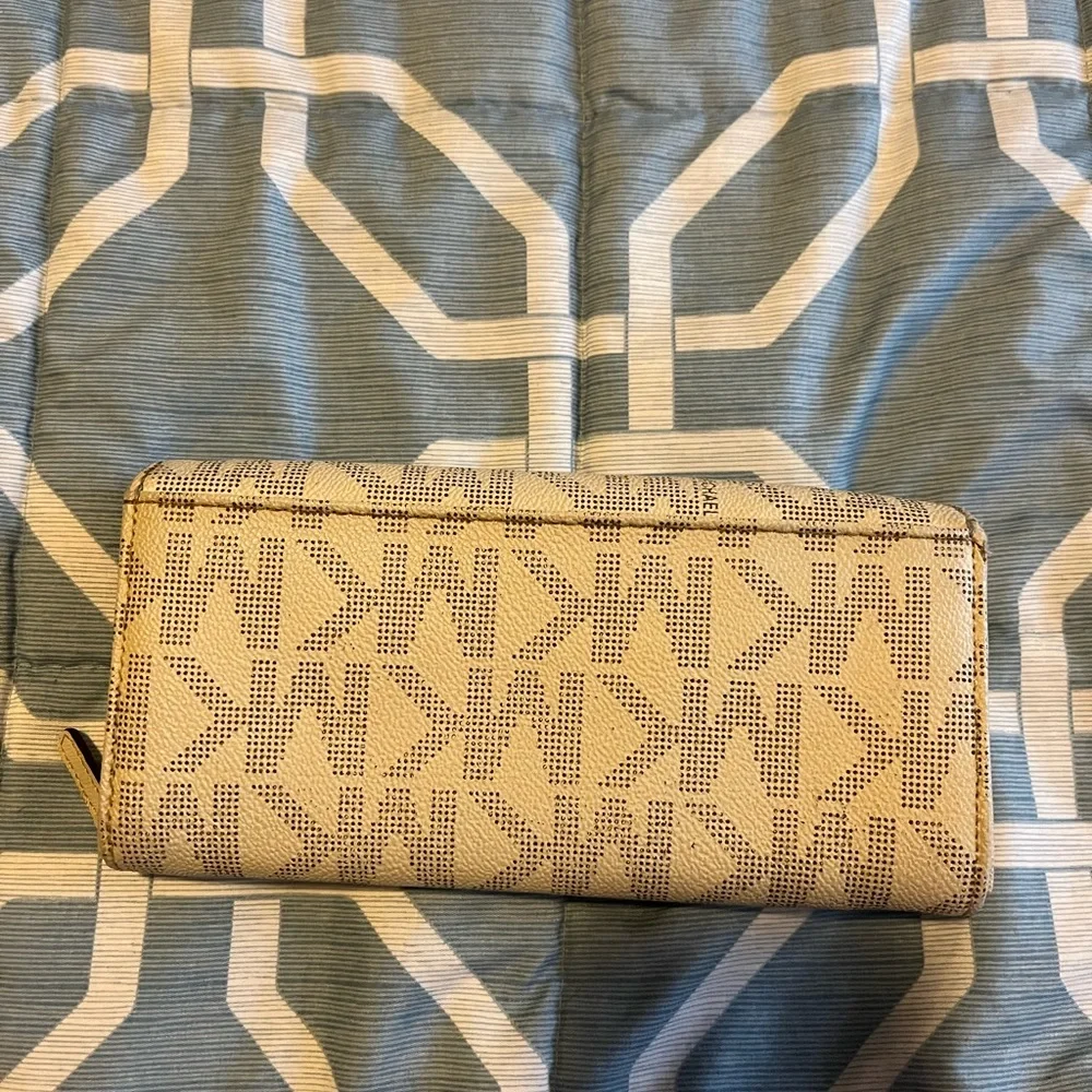 Michael Kors wallet for women’s - Picture 2 of 8